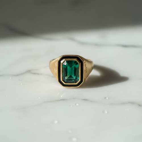 Anello Dark Emerald su marmo